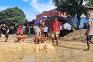 Read more about the article Longsoran Pasir Menghalangi Jalan Raya di Nunukan: Warga Kreatif Manfaatkan Peluang Jualan