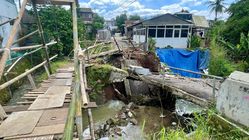 Read more about the article Pejabat KBB dan Warga Padalarang Harus Bangun Jembatan Bambu Setelah Rusak Lama Ditunda