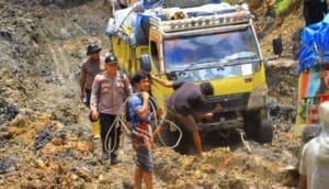 Read more about the article Truk Batu Bara Kembali Blokir Jalan, Kini di Mestong Muaro Jambi: Sopir Mengeluh Jalannya Dihancurkan