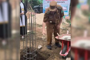 Read more about the article Bupati Lamandau Letakan Batu Pertama Pembangunan Gereja GKE Tangga Batu